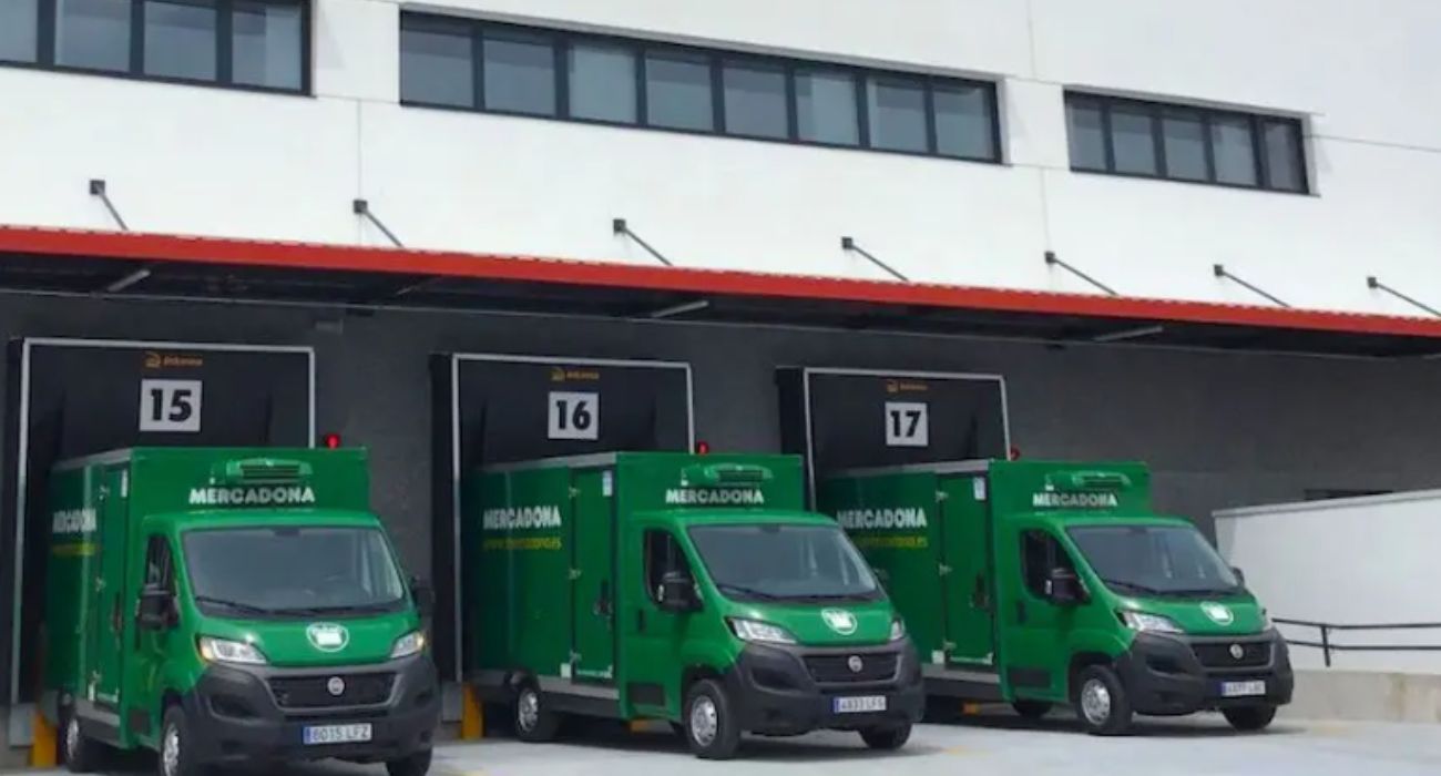 Camiones de Mercadona, preparados en Sevilla para el reparto de las compras online.