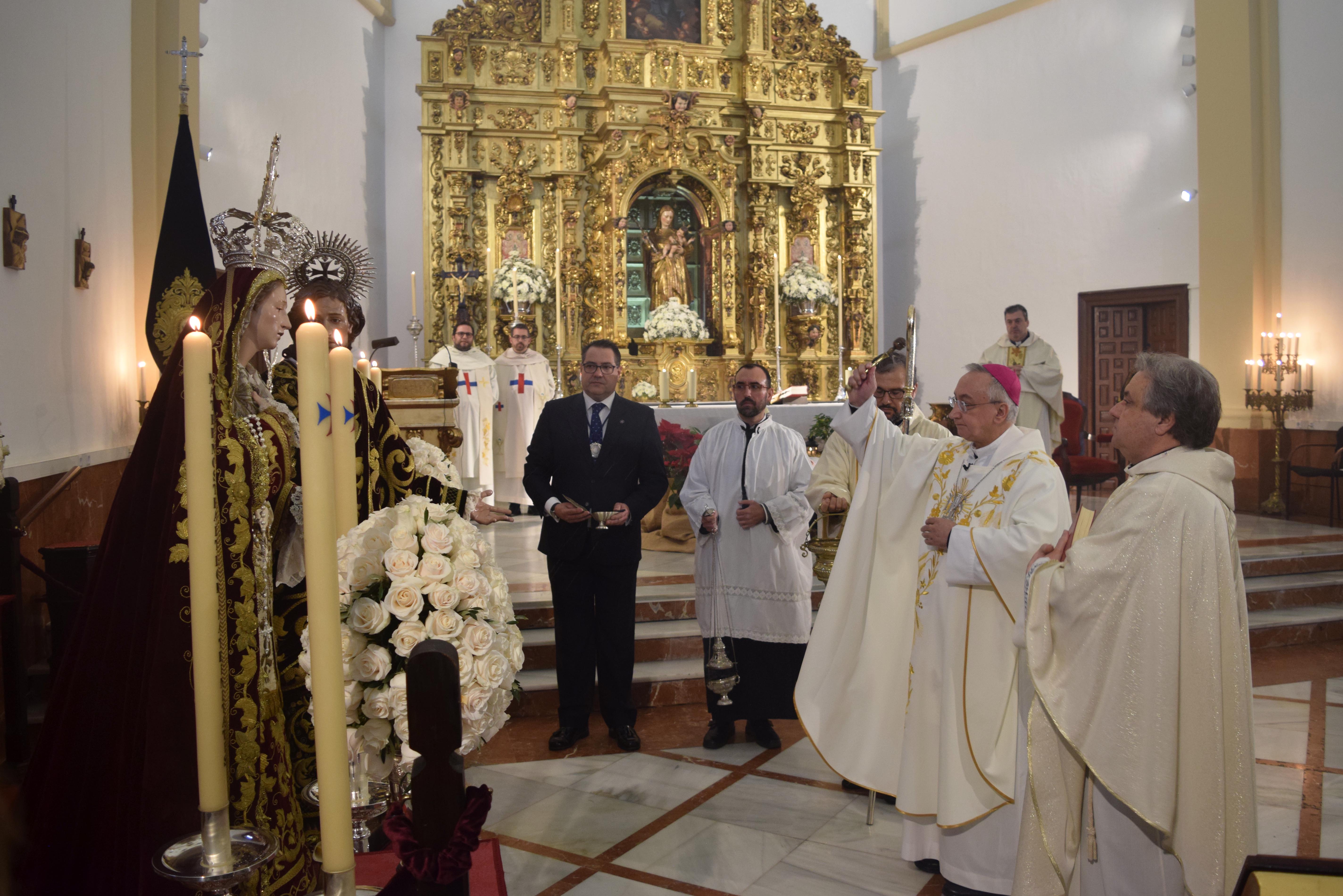 El obispo, Rico Pavés, en la bendición de las imágenes de la hermandad de la Trinidad. 