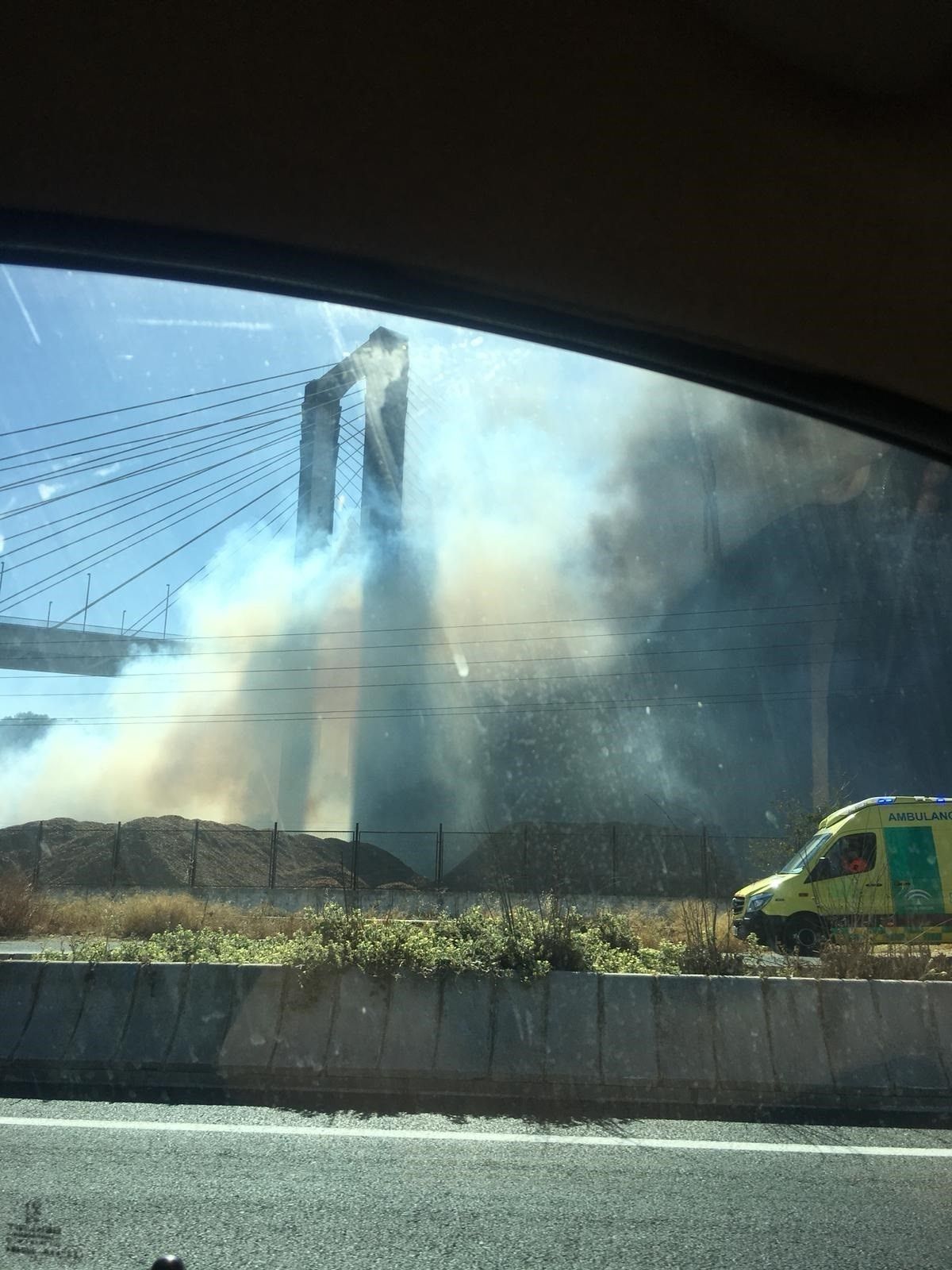 Columna de humo bajo el puente del Centenario.