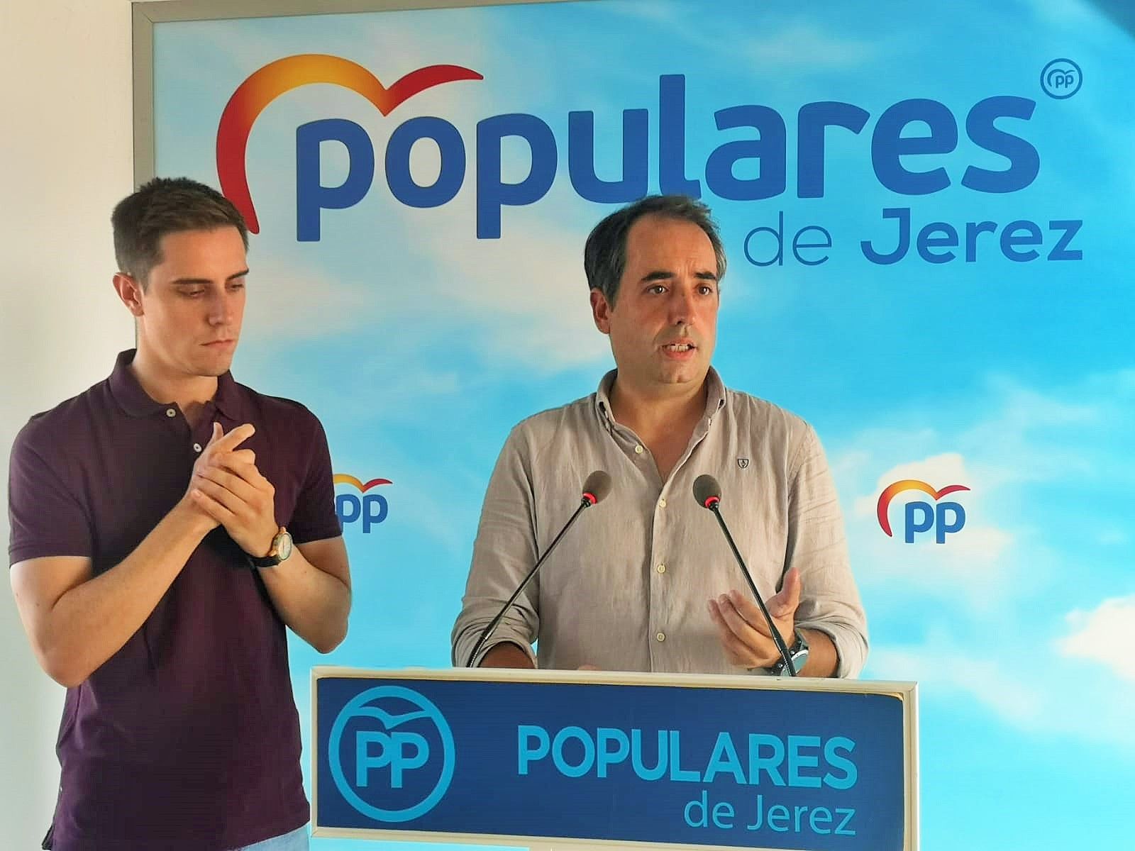 Antonio Saldaña y Jaime Espinar, del PP, en rueda de prensa el pasado verano de 2019.