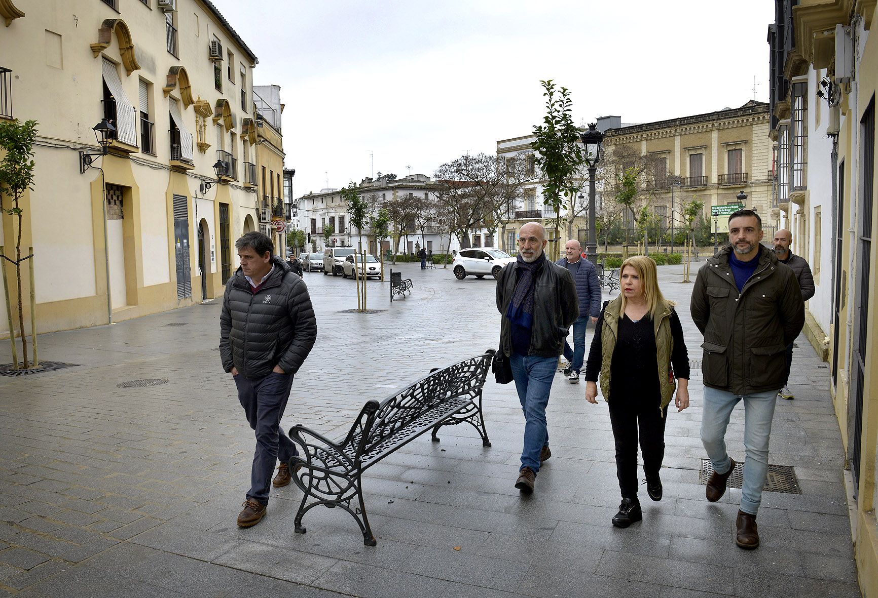 La alcaldesa y su delegado de Urbanismo, visitando los trabajos en el Arroyo.