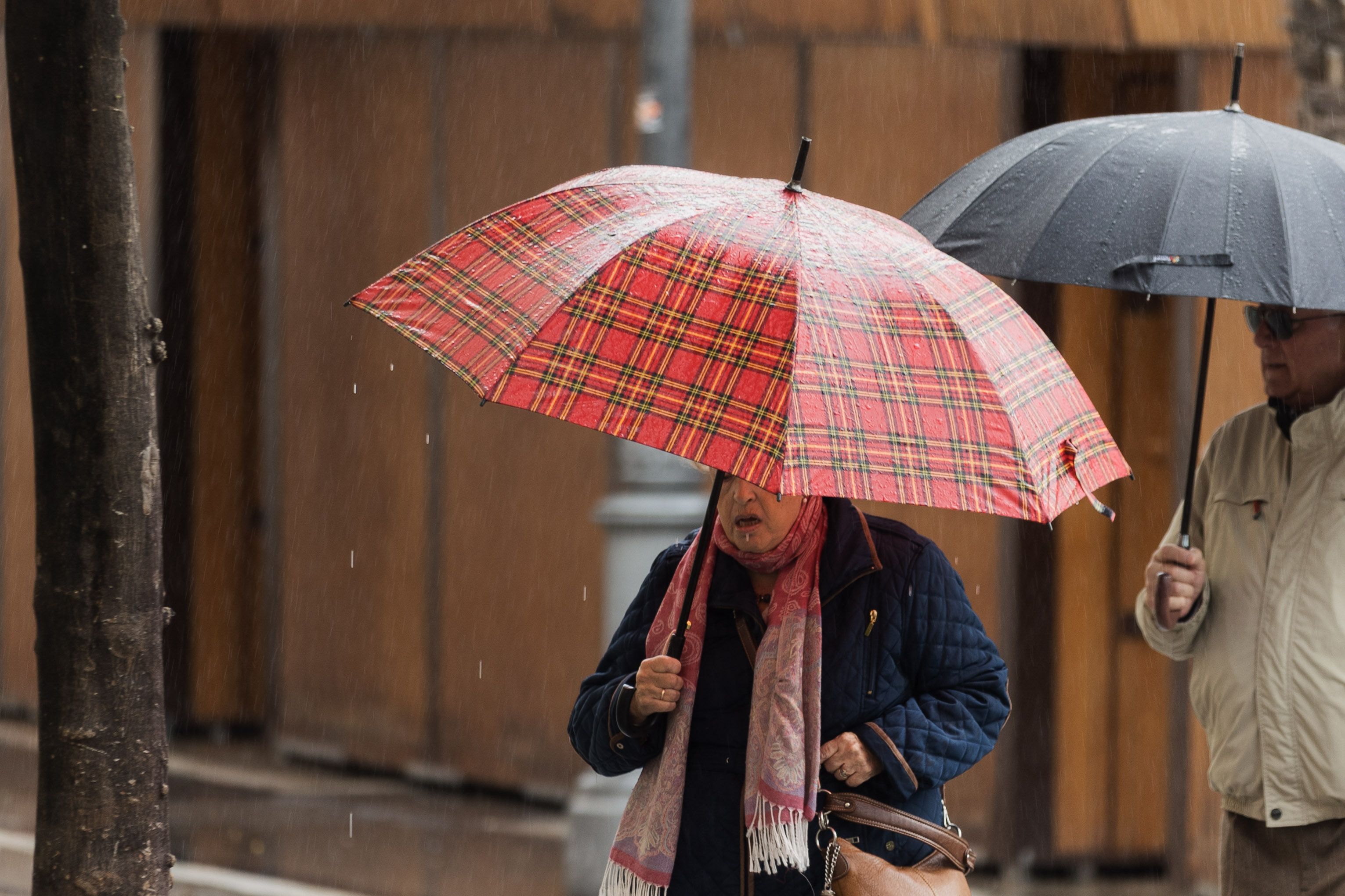 Una mujer con paraguas durante las lluvias de esta semana.