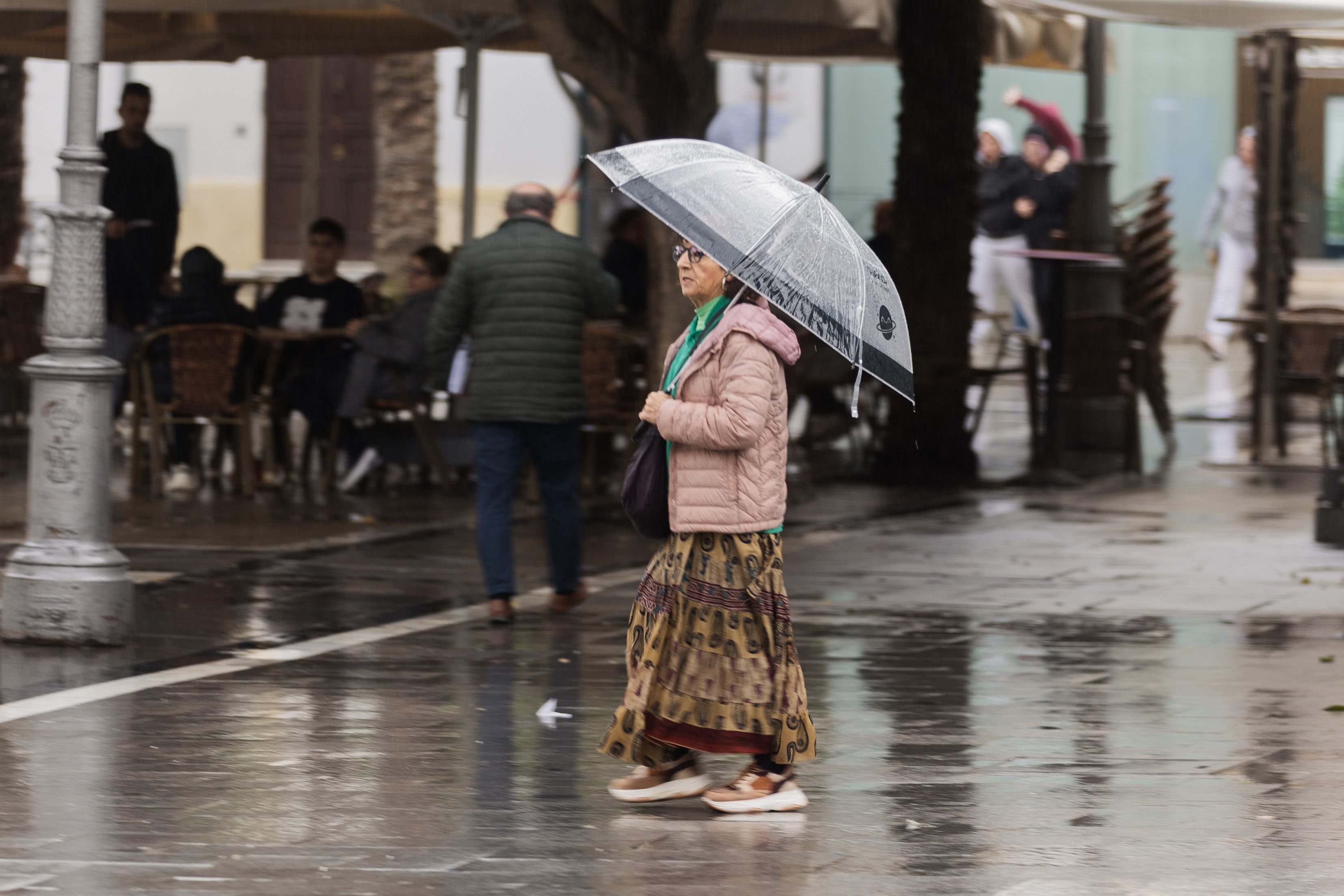 Una mujer, con un paraguas, la última vez que llovió en Andalucía. 