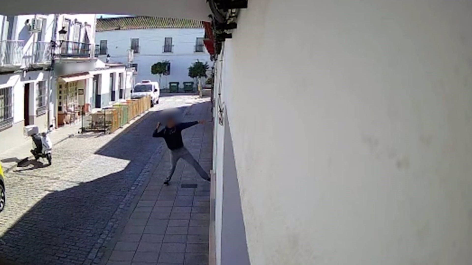 El calvario de una anciana de Sevilla tras dos años de acaso: hasta con disparos y hachazos a su casa