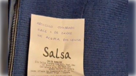 Captura de pantalla del vídeo.   El colmo de la paciencia de los dependientes: una clienta denuncia no poder devolver ropa de hace cinco años