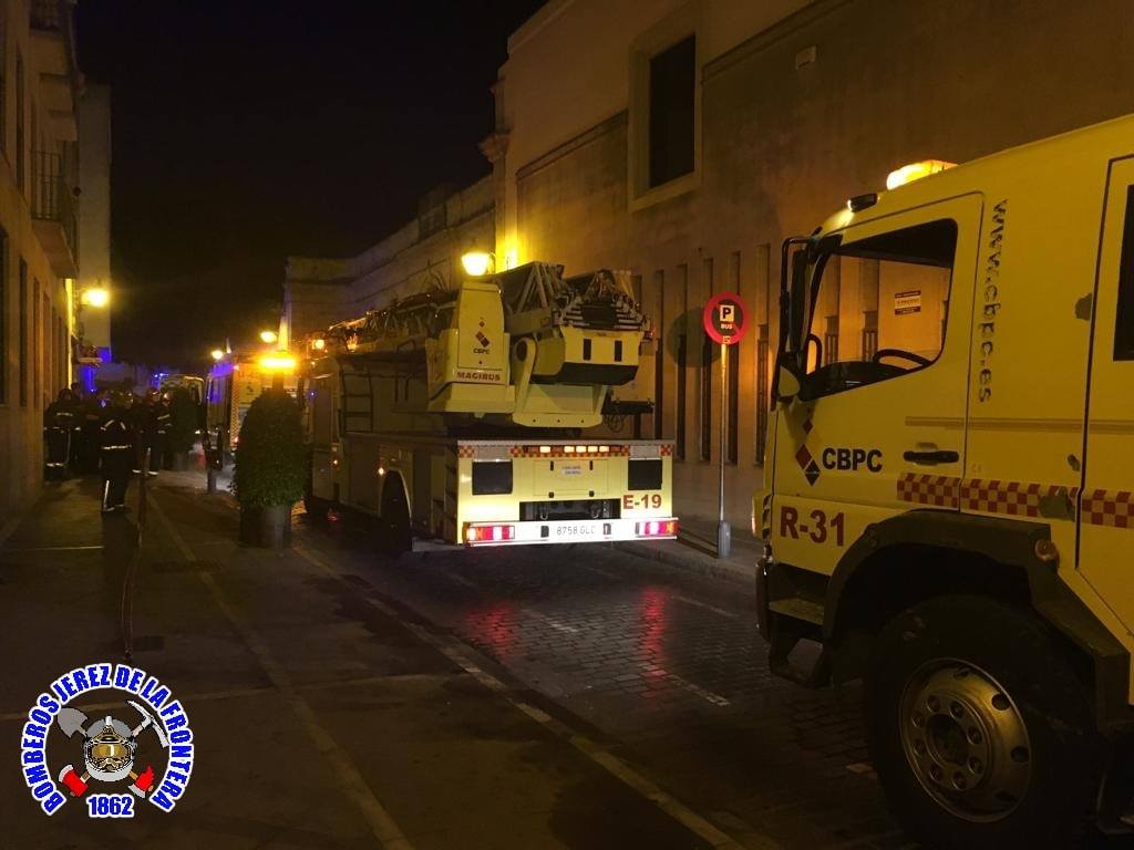 Bomberos intervienen en un incendio en la calle Cristal.