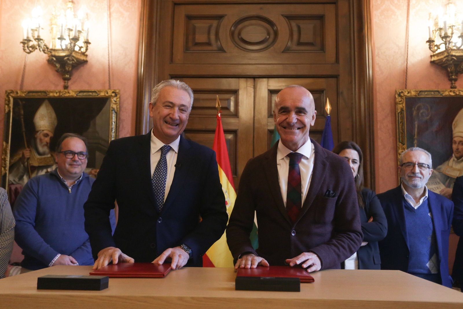 Muñoz y Aumesquet en la firma del documento de los presupuestos de Sevilla.
