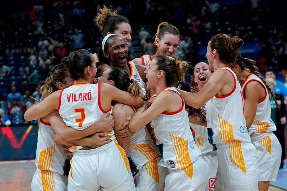 Las jugadoras de la selección femenina de Baloncesto celebrando la victoria en el Eurobasket. FOTO: FEB.es