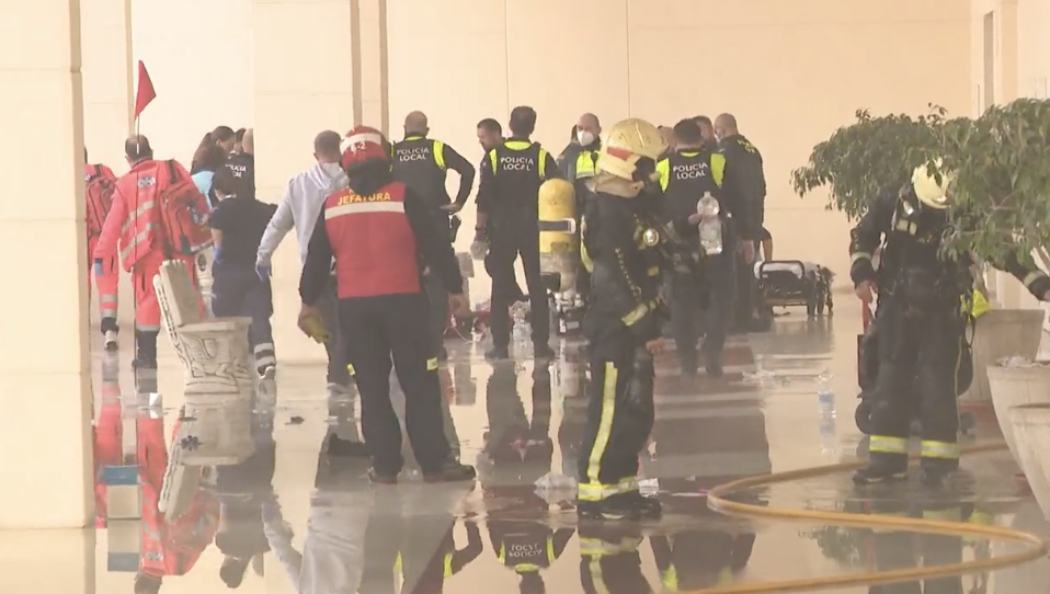 Dos fallecidos en un incendio en una vivienda de un edificio en Fuengirola. Imagen de Fuengirola TV.