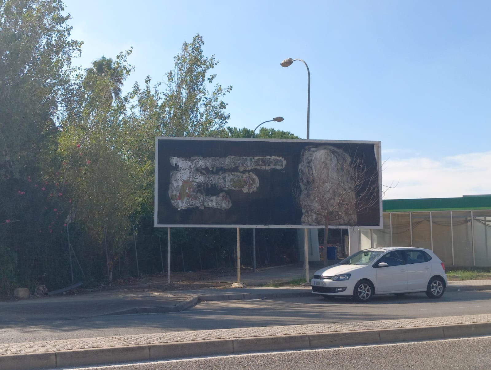 No, Jerezanos en Acción no se ha disuelto. En la imagen, valle vandalizada, según ha denunciado la formación jerezana.