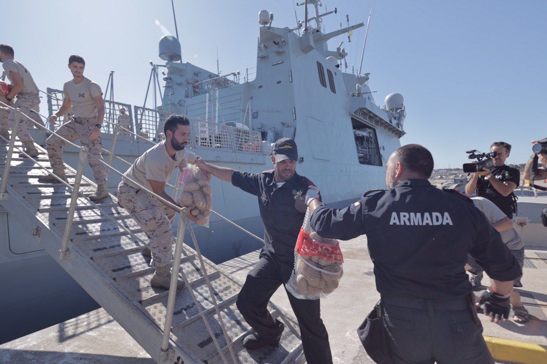 Militares del buque 'Audaz' cargando sacos de patatas para llevarlos al Open Arms. FOTO: JUAN CARLOS TORO