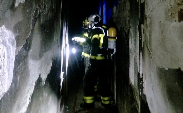 Bomberos en la vivienda de Villamartín donde se produce el incendio.