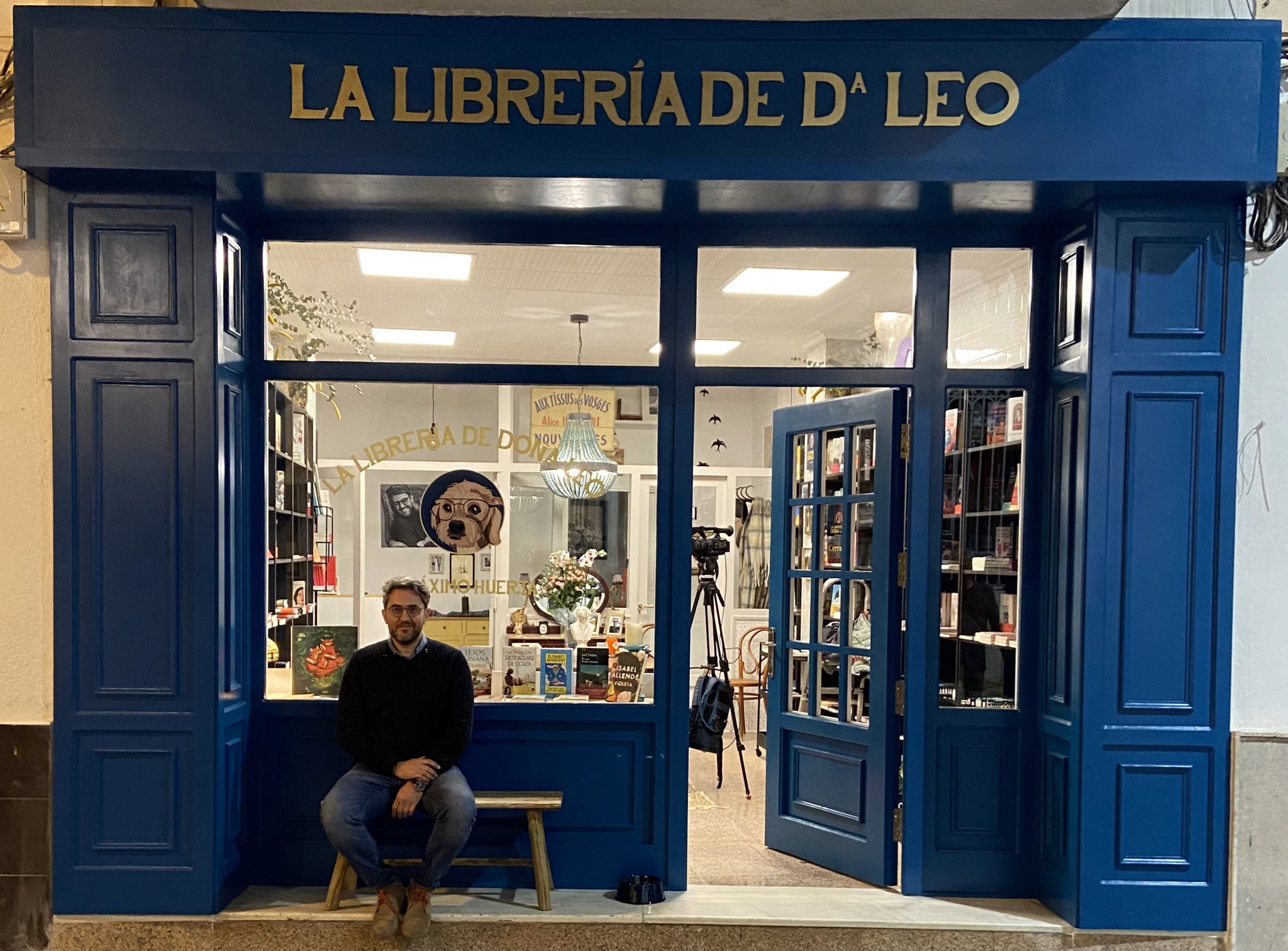 Máximo Huerta en la puerta de su librería.