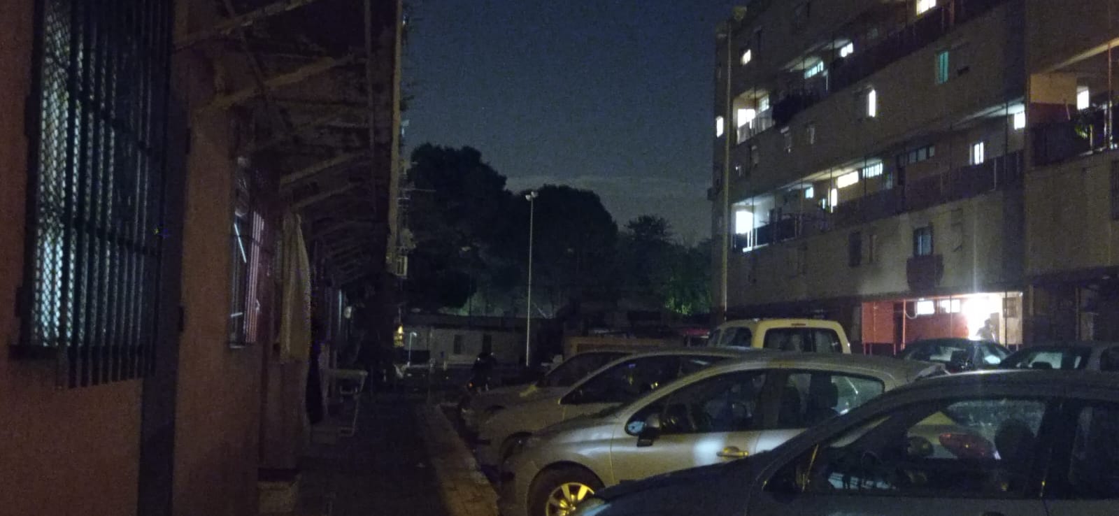 Una fotografía de una calle nocturna del barrio de San Juan de Dios de Jerez.