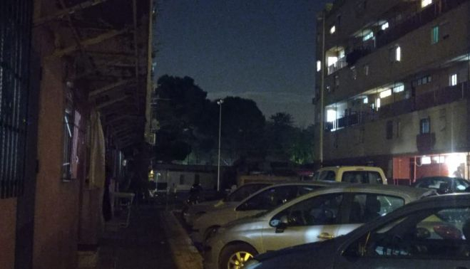 Una fotografía de una calle nocturna del barrio de San Juan de Dios de Jerez.