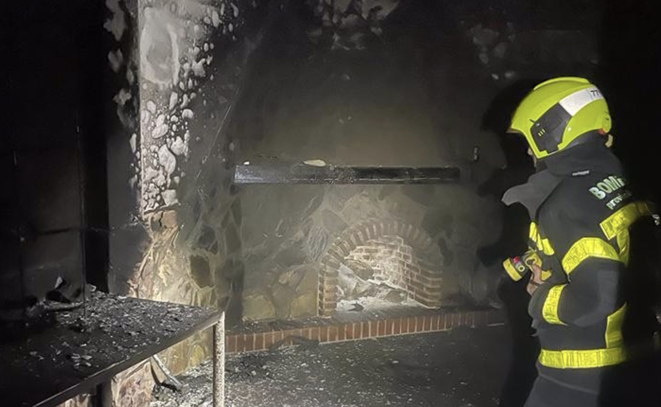 Bomberos durante la intervención en el incendio en una casa de Monte Algaida, en Sanlúcar, el pasado domingo.