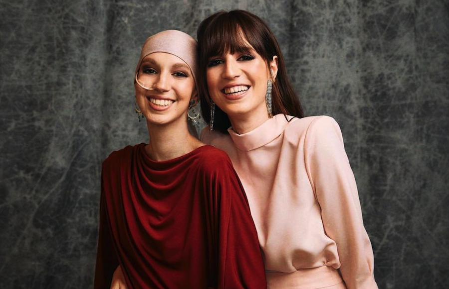 Elena Huelva y su hermana Emi, en una foto de estas navidades.