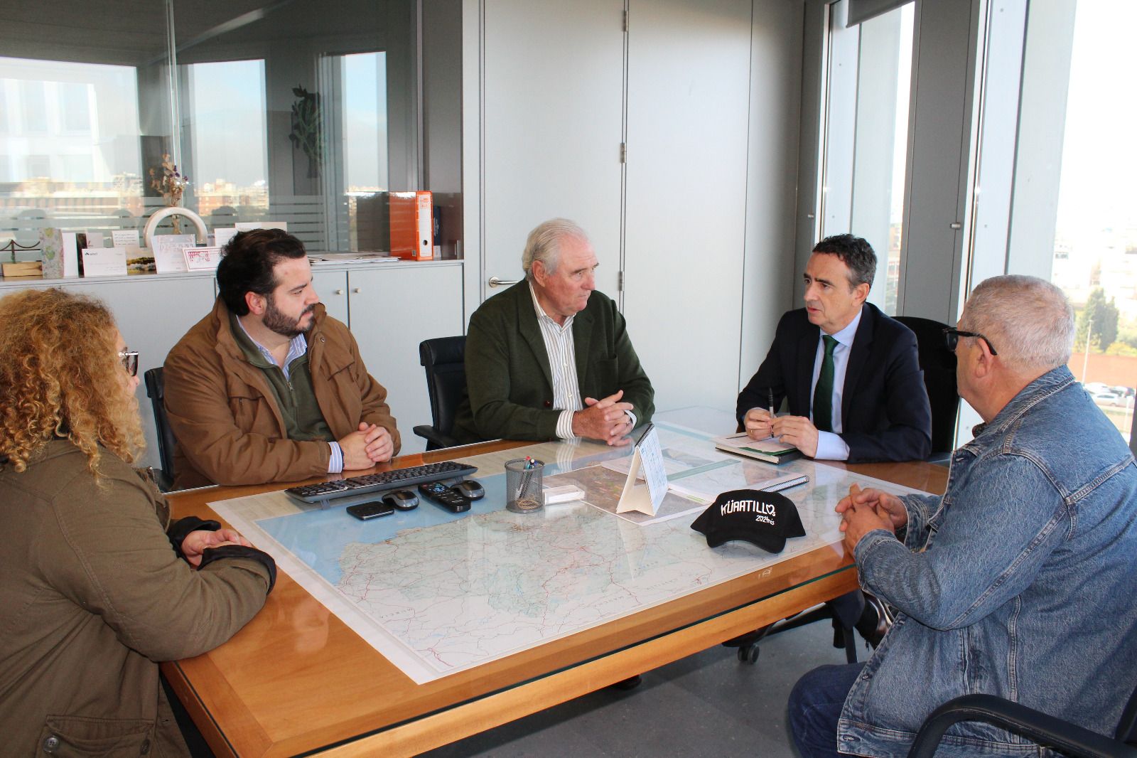 Un momento de la reunión entre los distintos representantes sobre las obras del carril bici que unirá Jerez y La Barca.