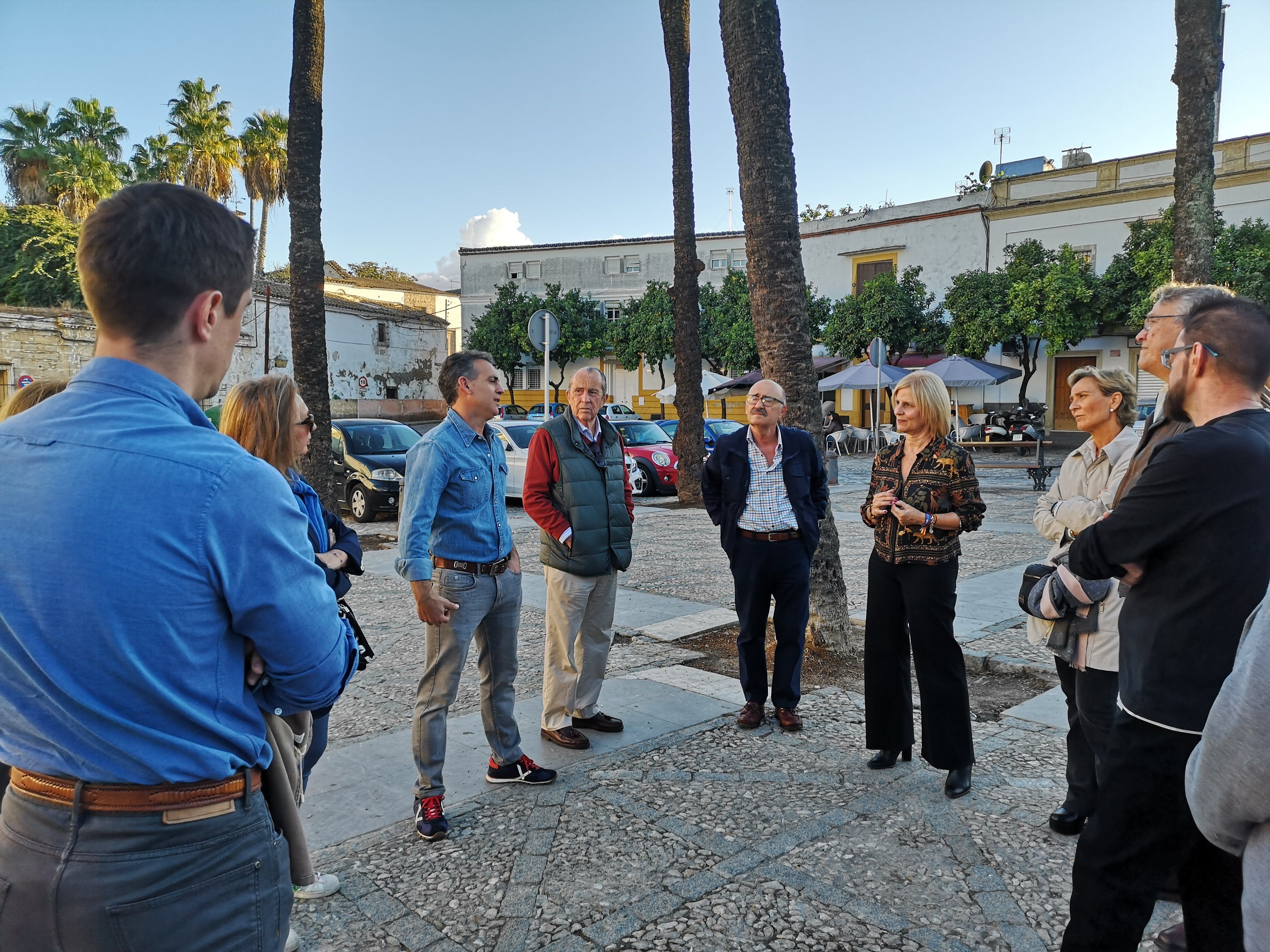 El PP promete ubicar el Archivo Municipal de Jerez en un edificio del casco histórico. En la imagen, reunión de los populares con vecinos en la plaza del Mercado.