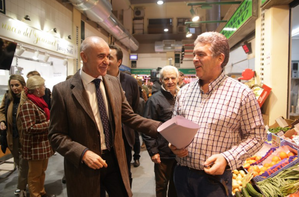 El alcalde de Sevilla, Antonio Muñoz, durante su visita al mercado de abastos de Pino Montano.