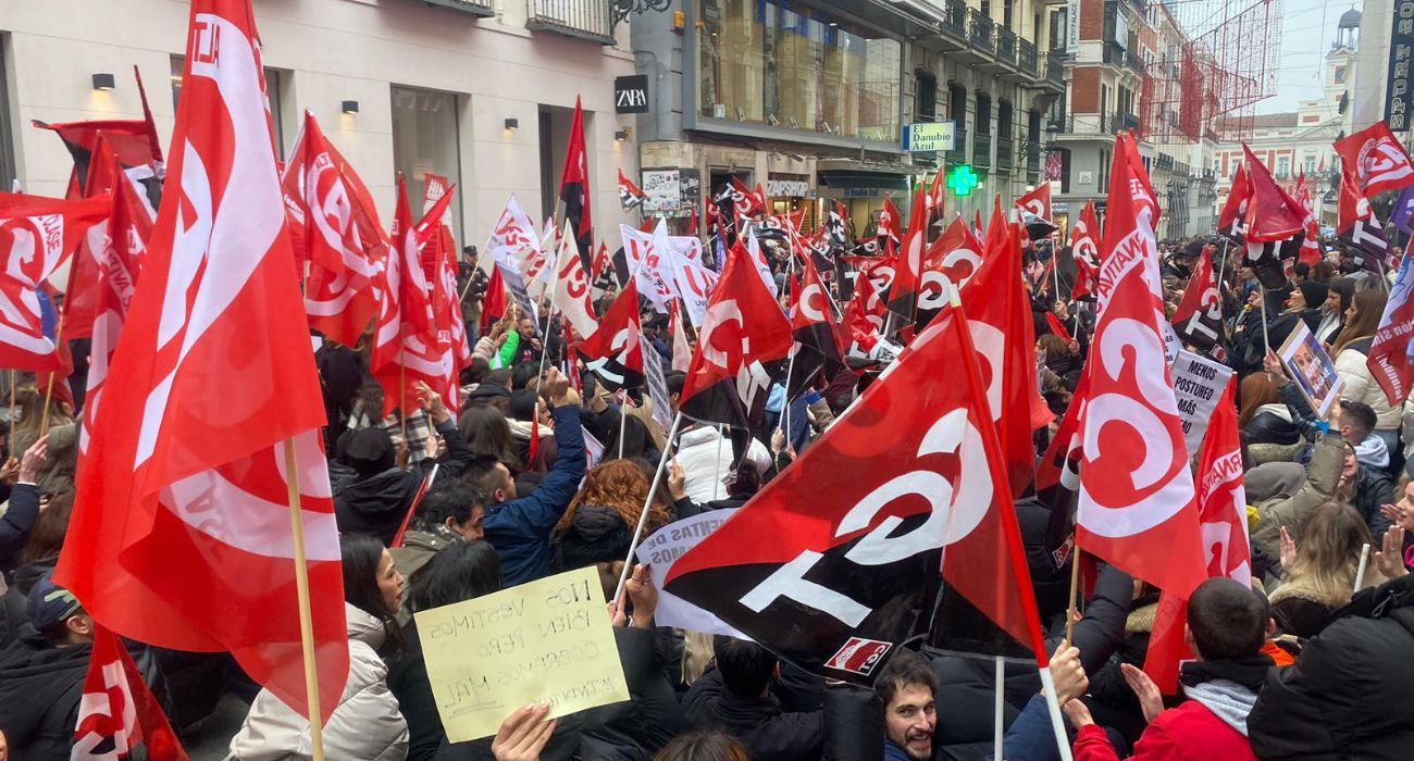 Concentración de trabajadores en huelga a las puertas de un Zara.
