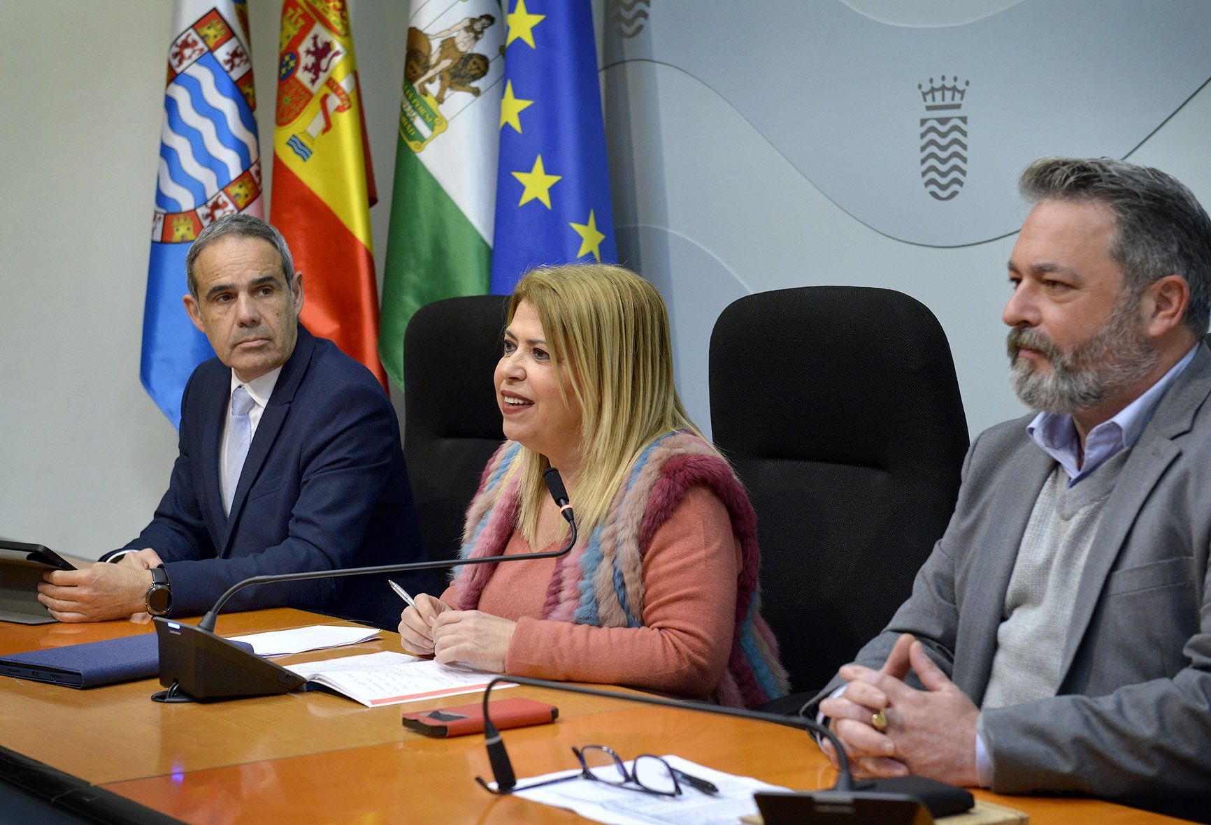 El subdelegado Jose Pacheco, la alcaldesa Mamen Sánchez y el delegado de Seguridad, Rubén Pérez, en rueda de prensa en el Ayuntamiento de Jerez este pasado martes.