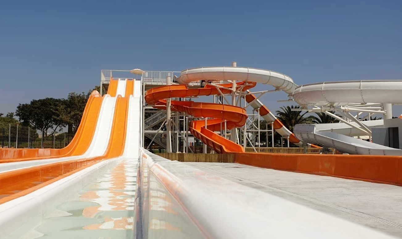 Toboganes del nuevo parque acuático de Rota. FOTO: AQUAFUN Costa Ballena