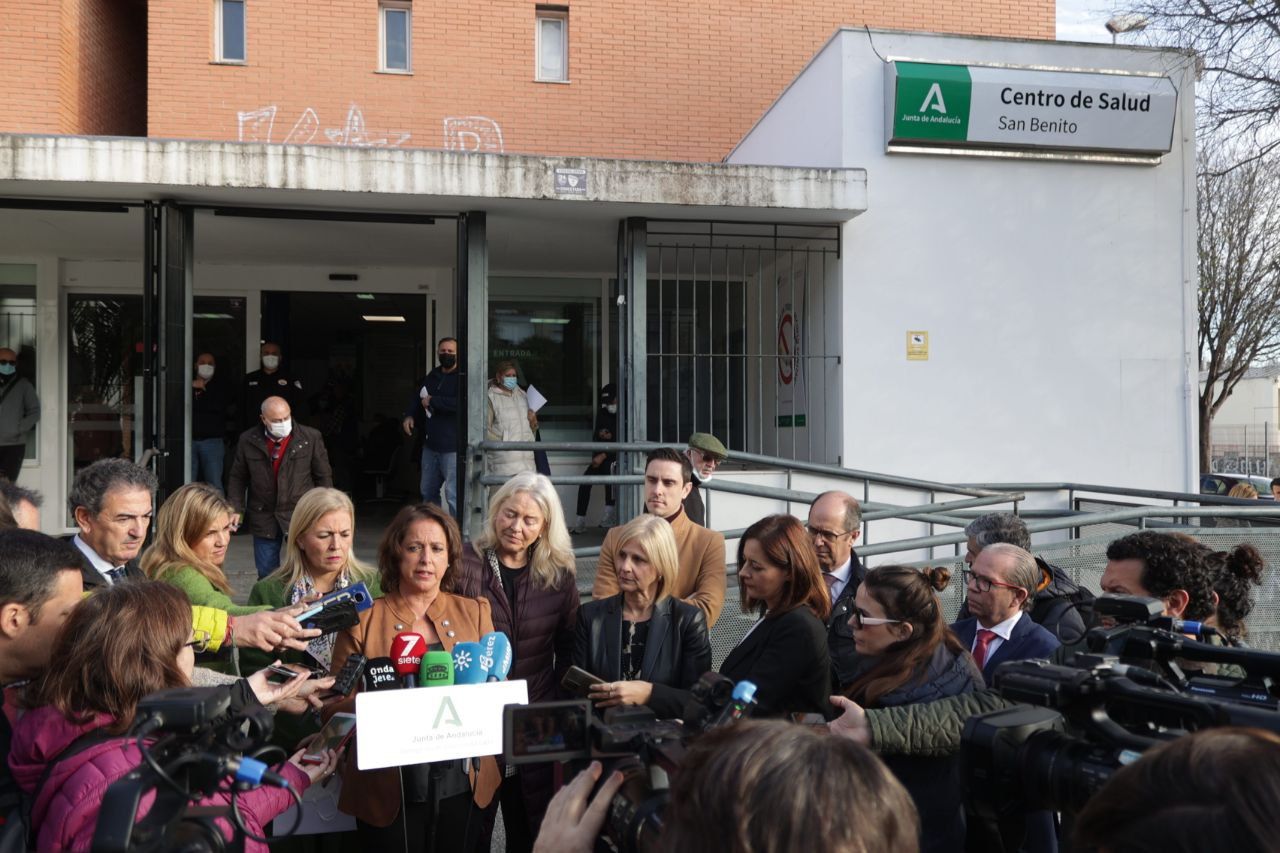 La consejera Catalina García atiende a los medios, este miércoles, a las puertas del Centro de Salud San Benito en Jerez.