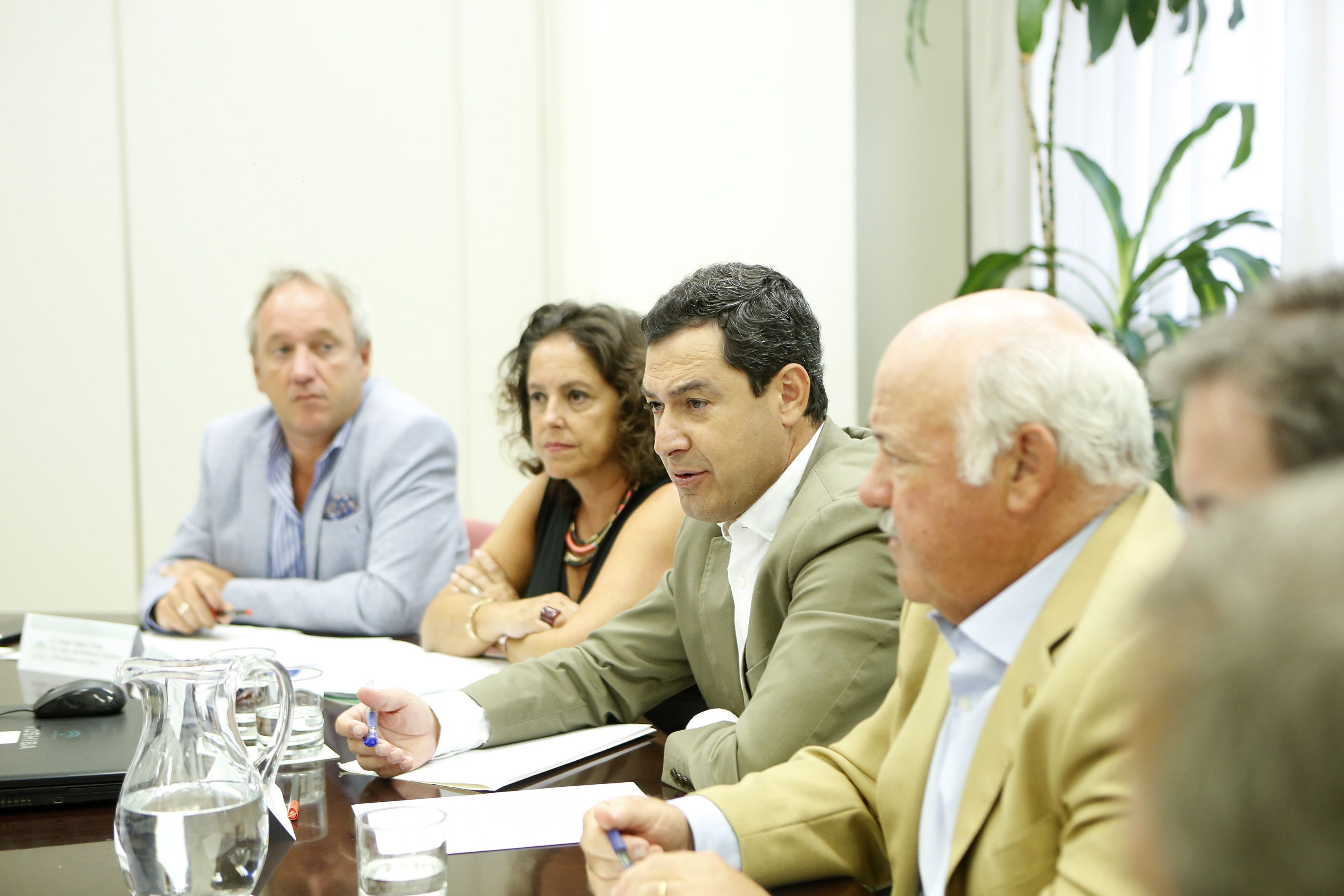 El presidente de la Junta, Juanma Moreno, presidiendo el comité de seguimiento por el brote de listeriosis.