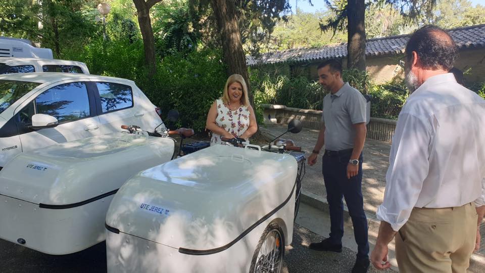 La alcaldesa Mamen Sánchez y el teniente de alcaldesa José Antonio Díaz, junto a la nueva maquinaria del servicio de limpieza.