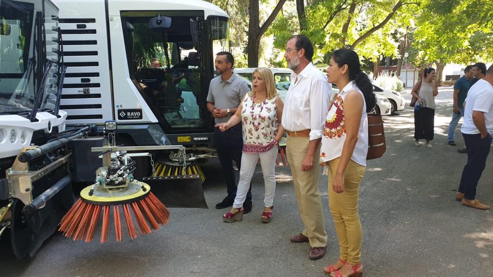 La alcaldesa Mamen Sánchez y los tenientes de alcaldesa José Antonio Díaz y Ana Hérica Ramos, con la nueva maquinaria de limpieza.