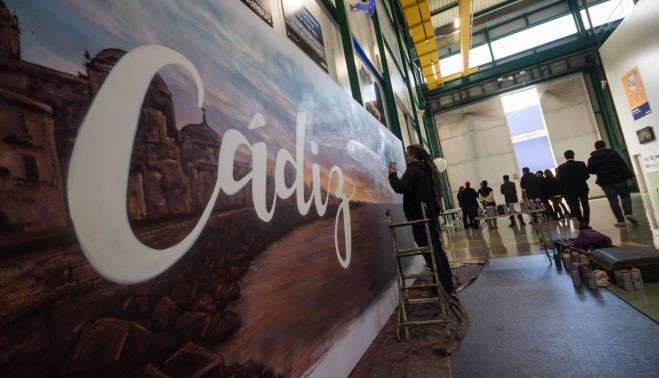 El grafitero jerezano Alejandro Tardío dejó su arte en el día 1 de Airbus Cádiz