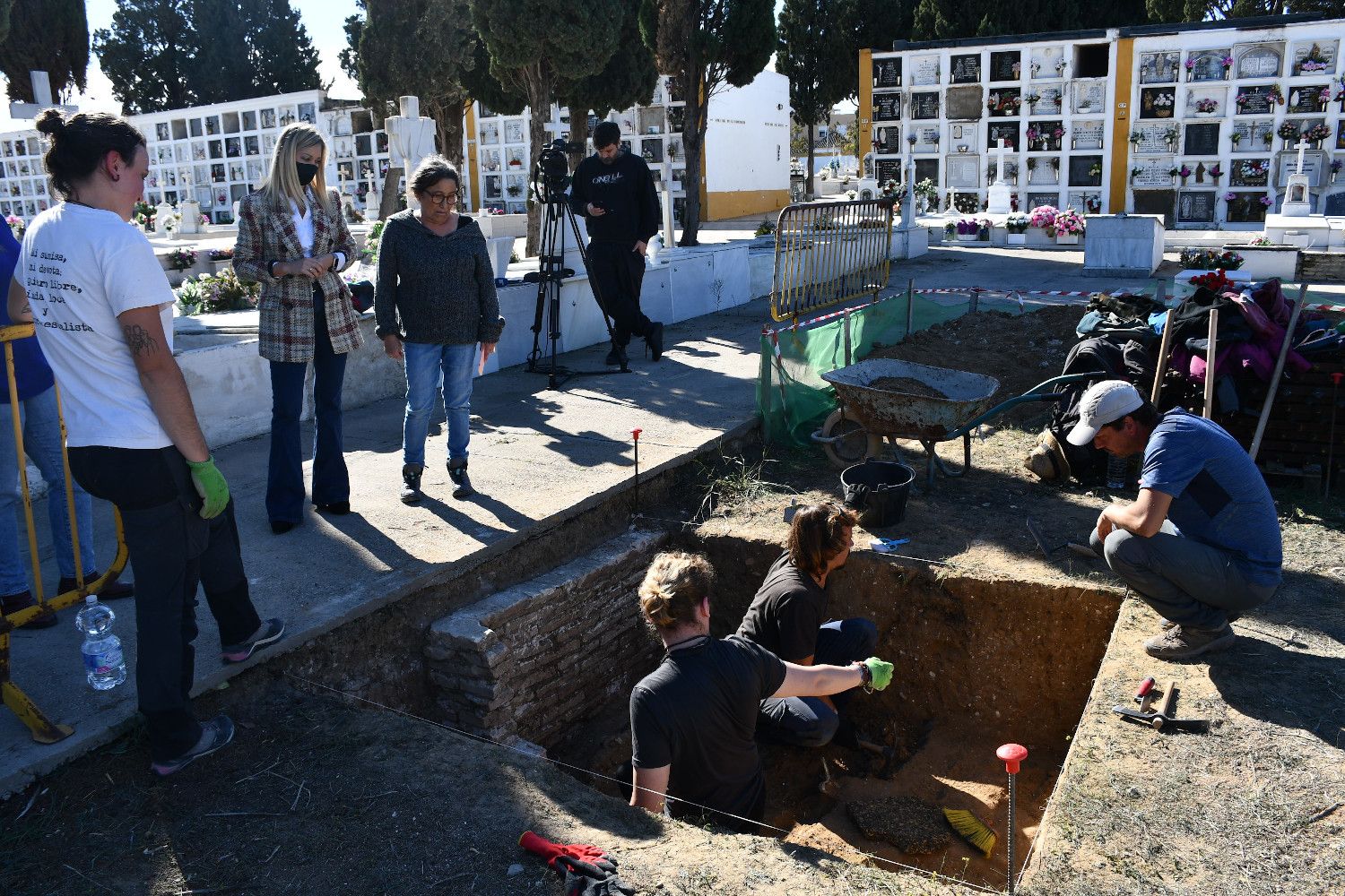 Trabajos vinculados a la Memoria Histórica, en una fosa del cementerio de El Puerto, en una imagen de archivo.