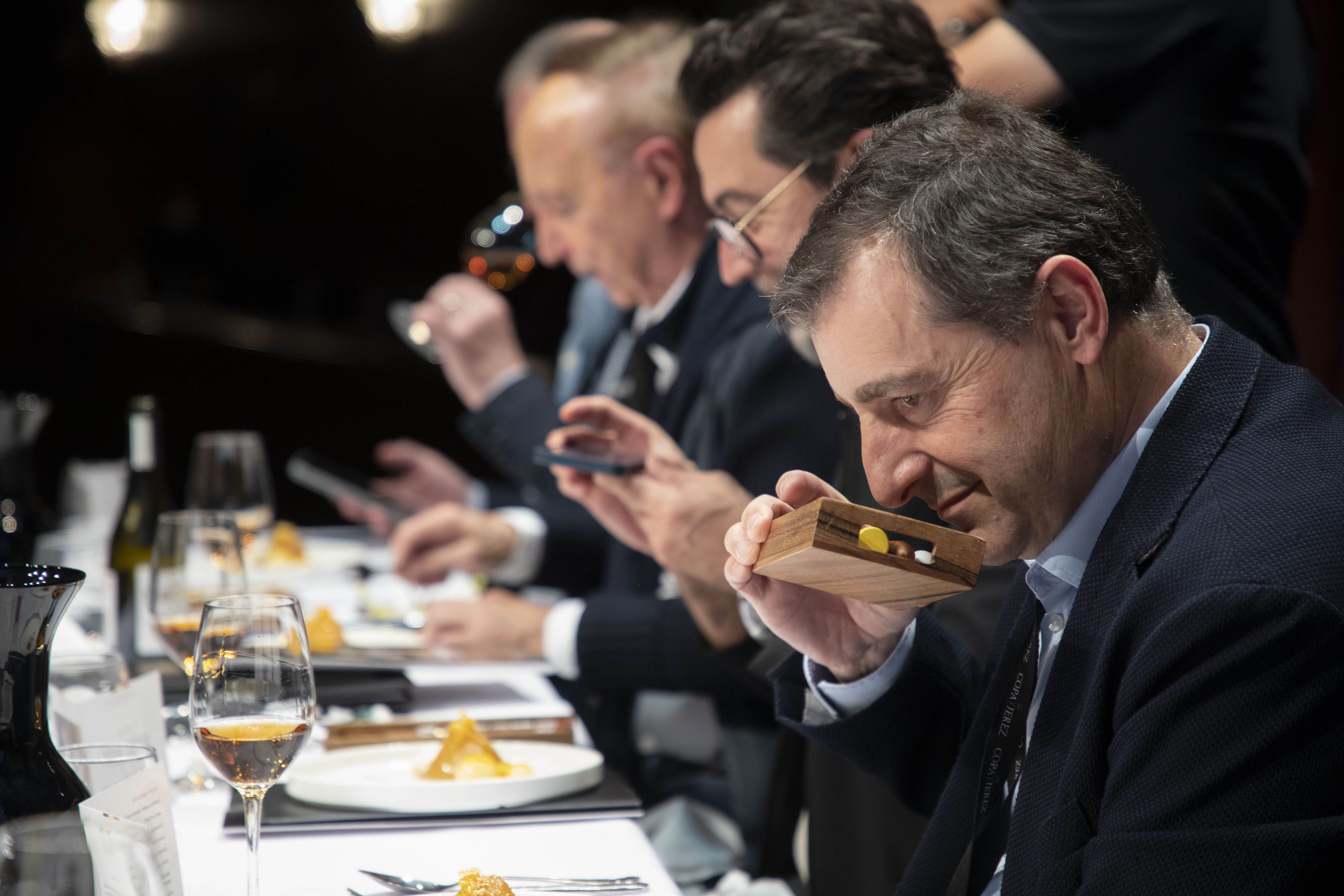  El jurado de la última Copa Jerez evaluando las propuestas presentadas. 