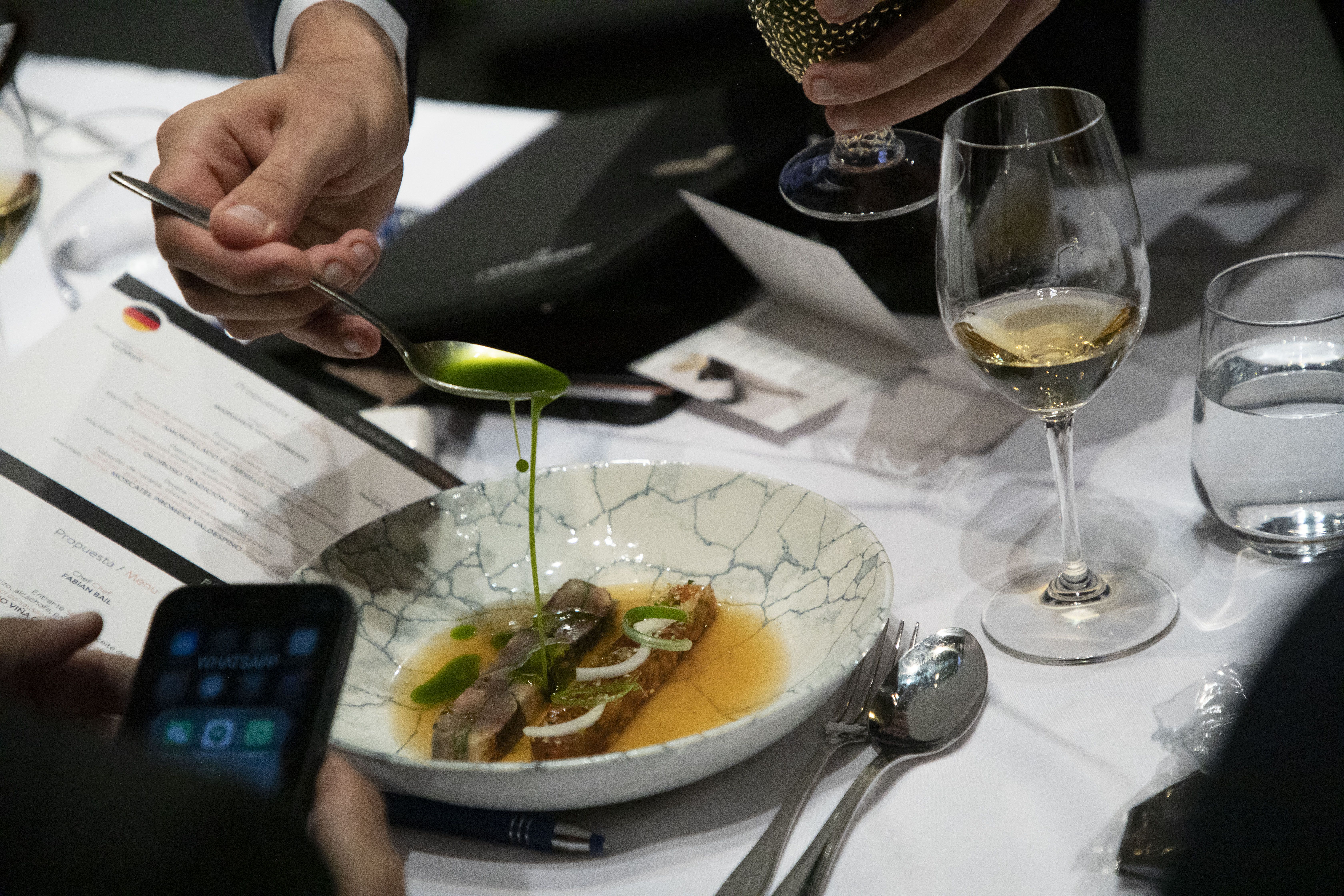 Un chef ultimando uno de los platos para la 'Copa Jerez'.