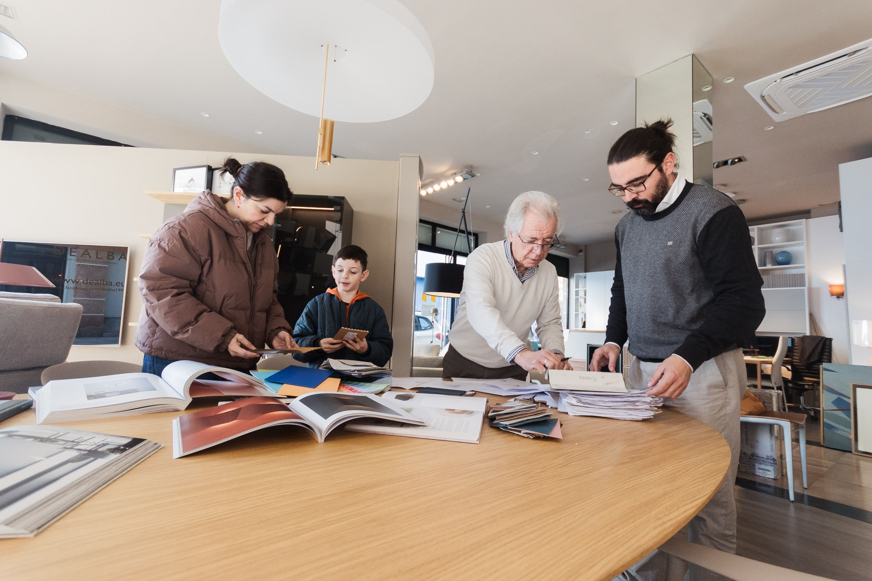 La familia De Alba muestra los bocetos que suele dibujar a los clientes en Cádiz.