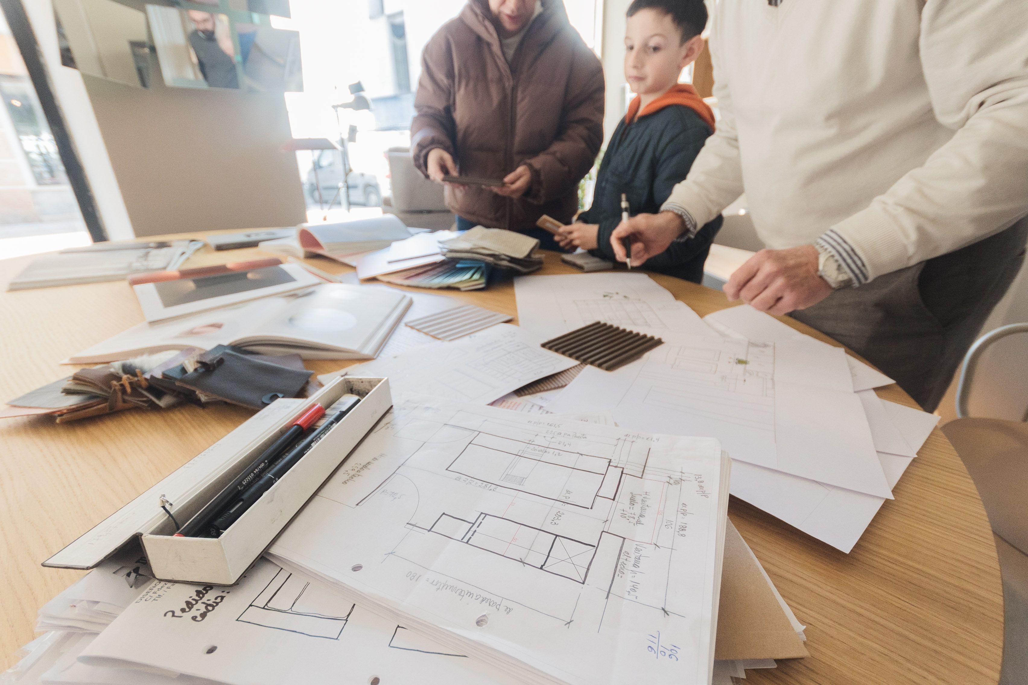 Los gaditanos realizan bocetos a mano antes de plasmarlos en el ordenador.