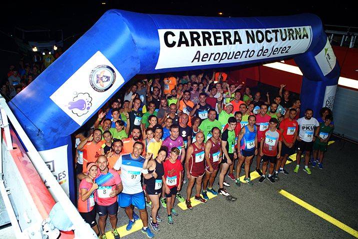 Participantes de la primera edición de la carrera nocturna del Aeropuerto.