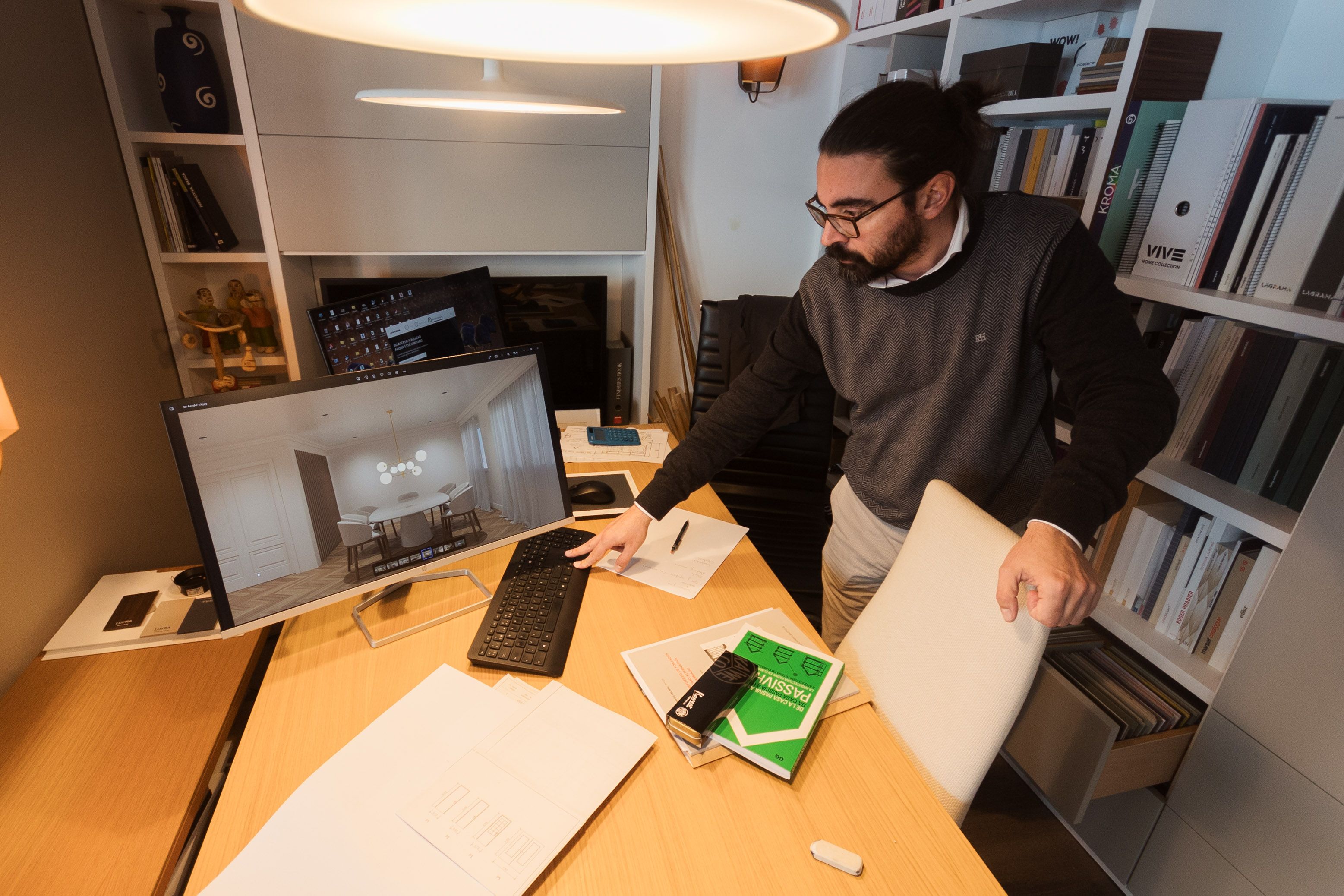 Fernando enseña los modelos 3D creados en el ordenador.