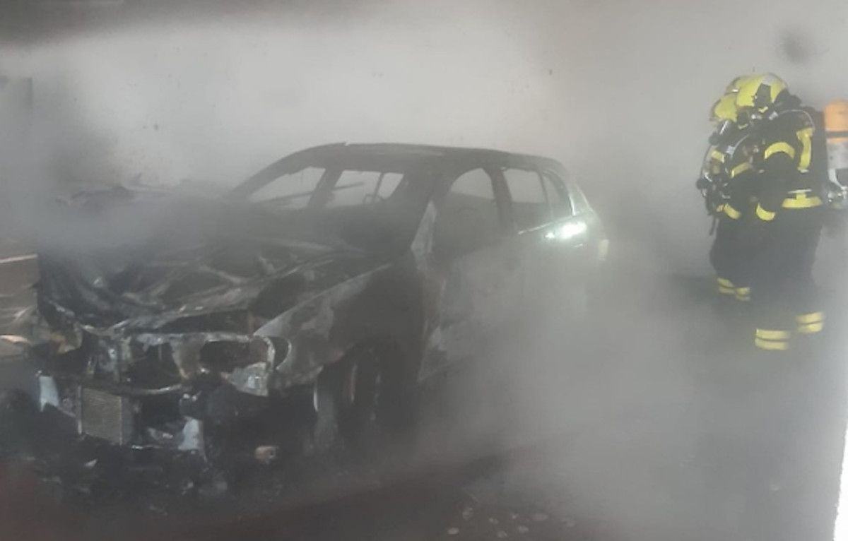 Un coche sale ardiendo en una nave abandonada en Jerez.