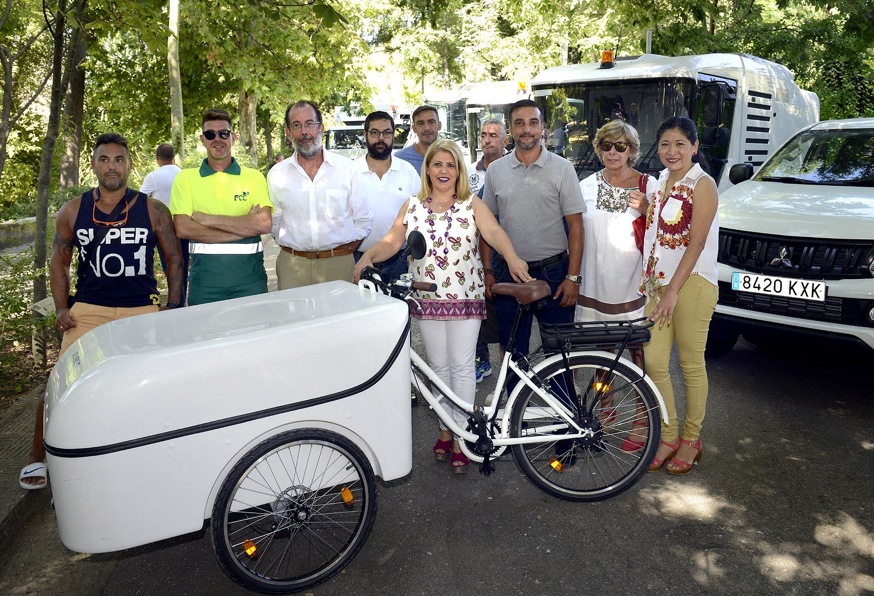 La alcaldesa Mamen Sánchez y los tenientes de alcaldesa José Antonio Díaz y Ana Hérica Ramos, con la nueva maquinaria de limpieza.