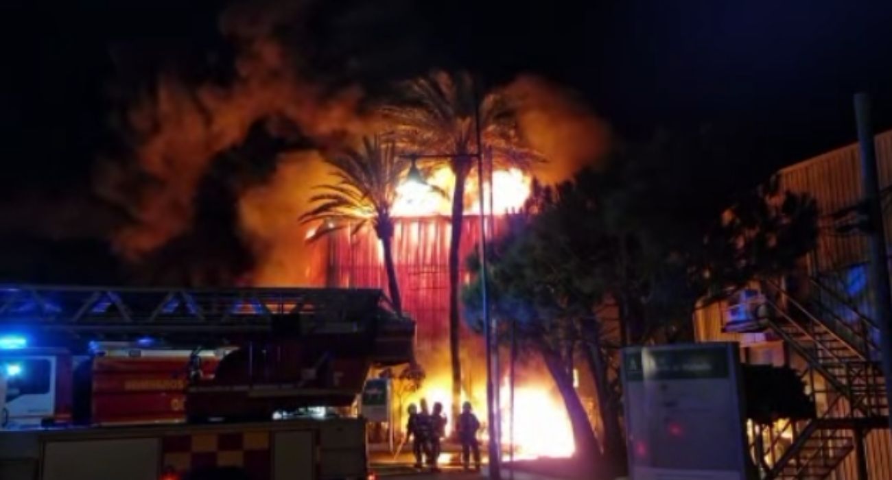 Las aparatosas llamas del incendio que ha devorado una nave de barcos en Marbella.