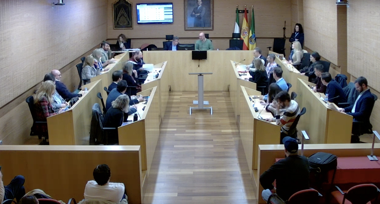 El gobierno de El Puerto acusa al PSOE de "mentira" sobre la situación del cementerio. En la imagen, un momento del pleno del pasado miércoles.