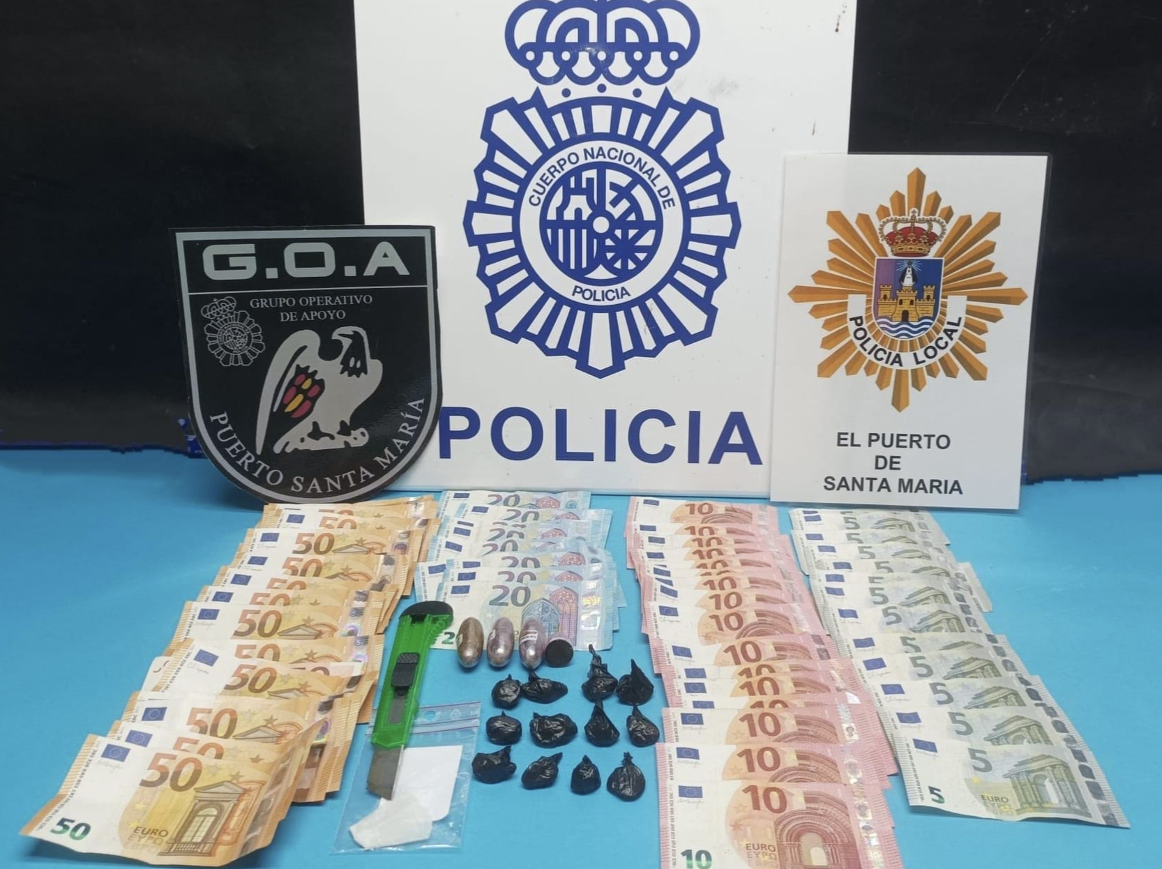 Droga y dinero en efectivo incautados por la Policía Nacional en El Puerto.