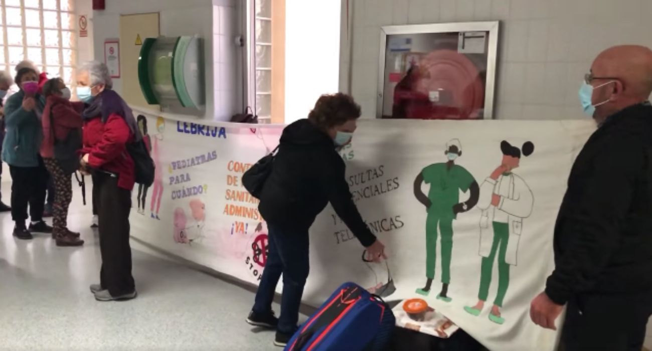 Vecinos de Lebrija, encerrados en el centro de salud.