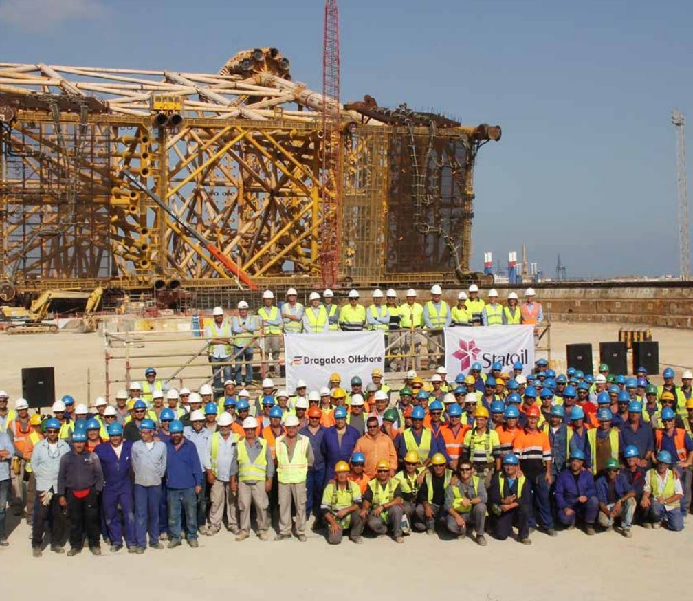 Parte de la plantilla de Dragados en la bahia.