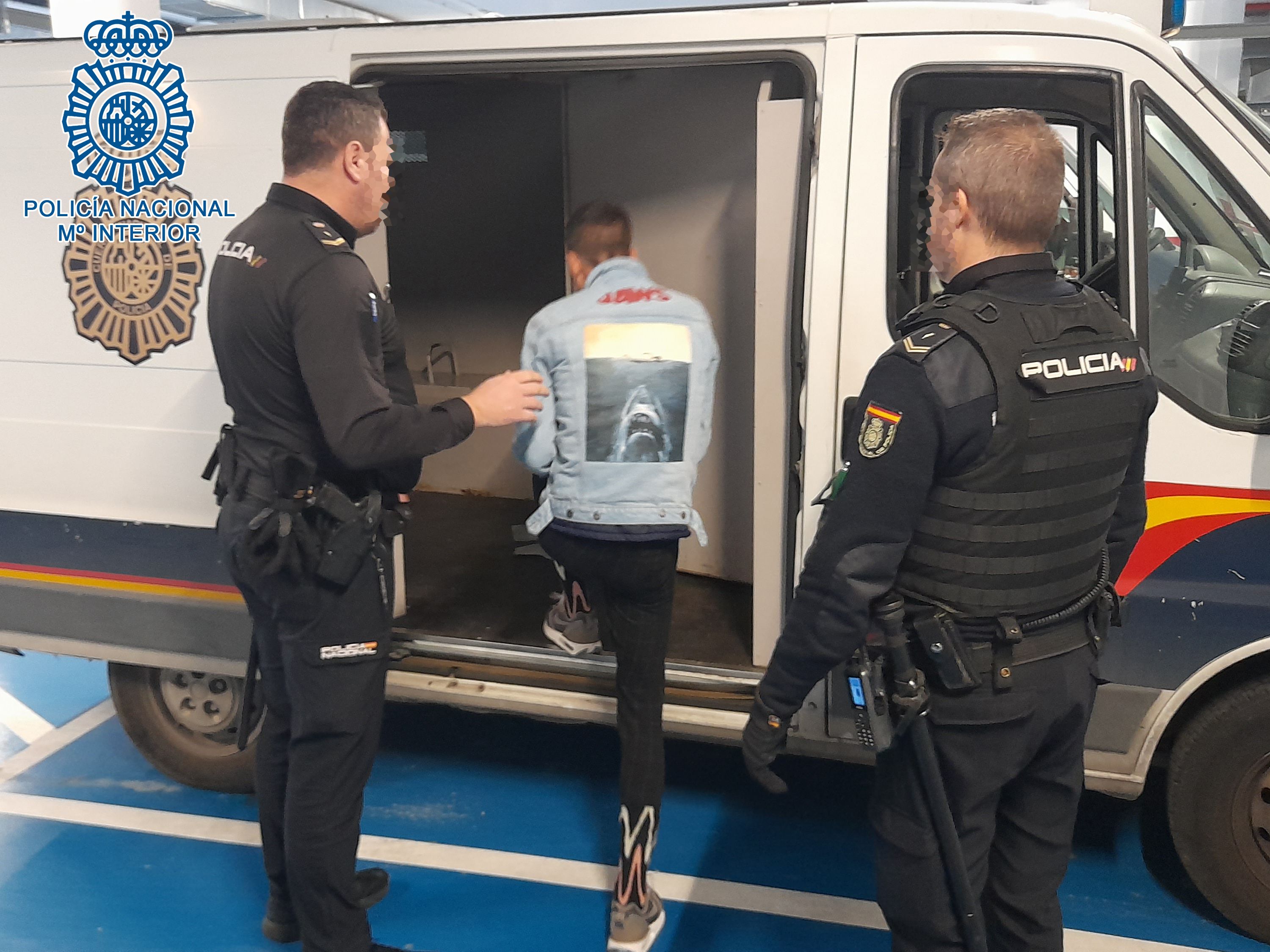 Momento de la detención del delincuente al que acusan de hasta siete delitos en Jerez. Sin ir más lejos, atracó en Nochevieja la gasolinera de Cuatro Caminos con un cuchillo.