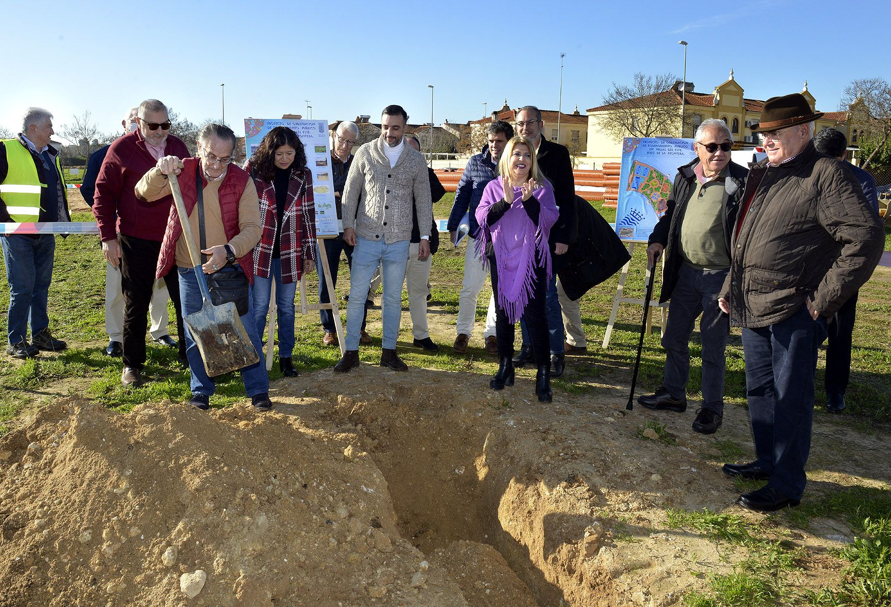 Un momento de la colocación de la primera piedra del gran espacio libre en Villas del Este, en Jerez, este jueves.