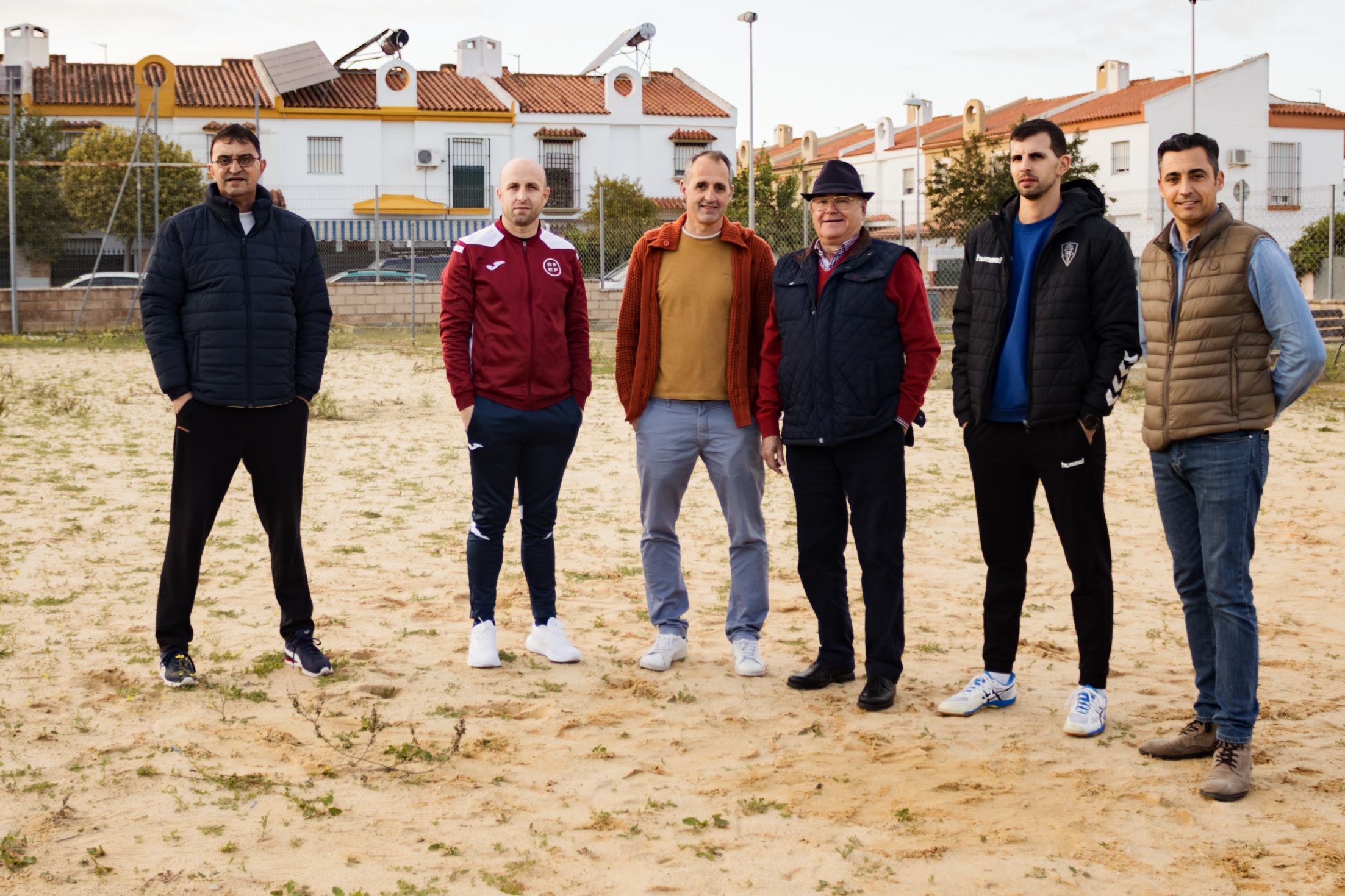 Representantes de la AAVV El Pinar, el Club Voleibol Jerez y la RFAF, durante la visita a las instalaciones este miércoles.