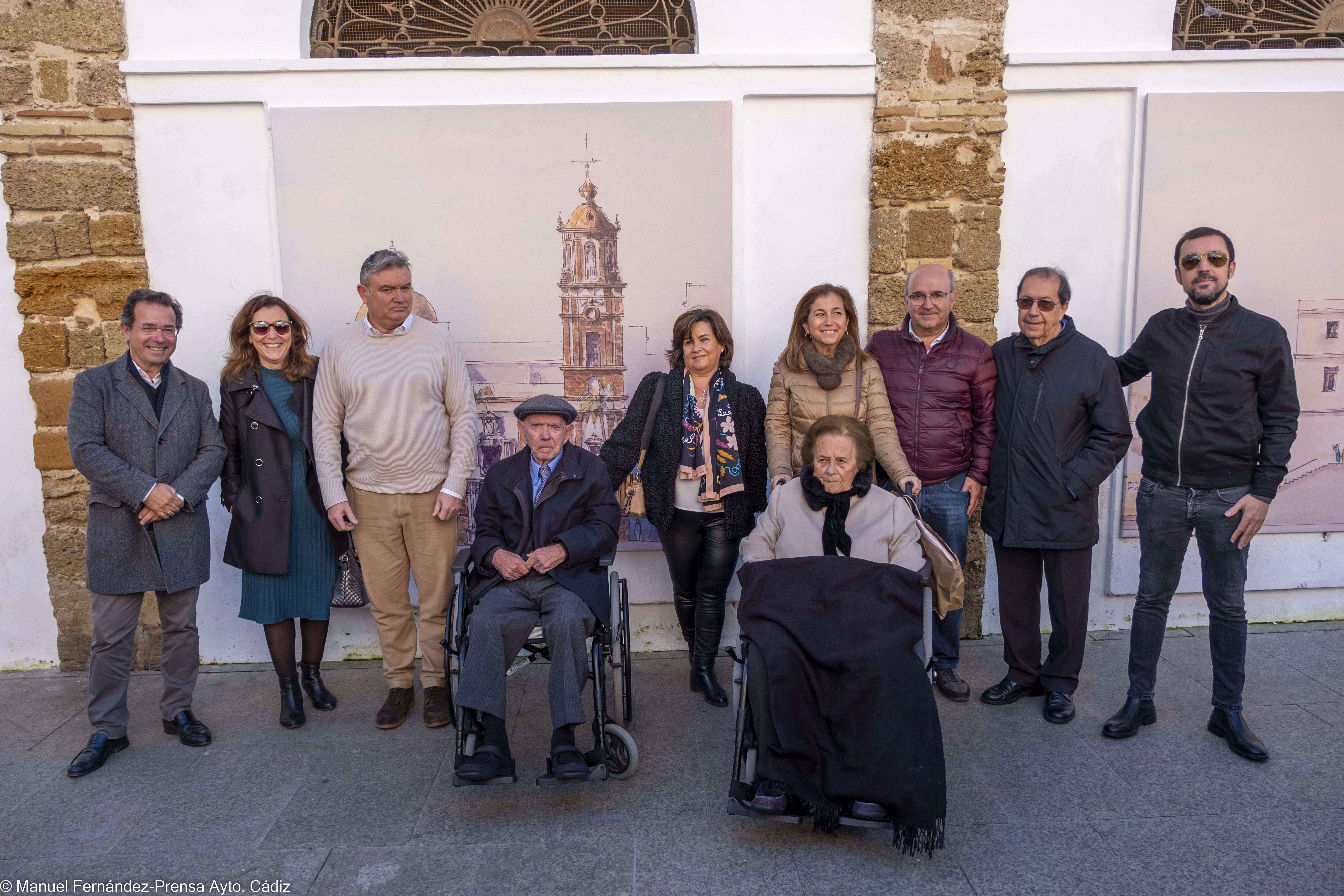 El artista Juan Manuel Fernández-Pujol inaugura una muestra de sus trabajos, 'Las plazas de Cádiz', en los muros del Mercado Central de Abastos.